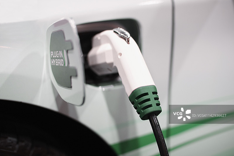 用于混合动力汽车充电的电源插头图片素材