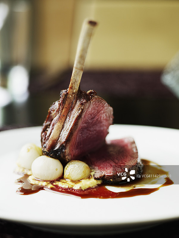 烤鹿排配瓦拉瓦拉洋葱和芥末图片素材