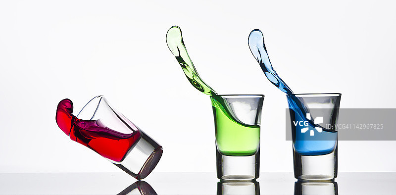 玻璃杯中的彩色液体图片素材