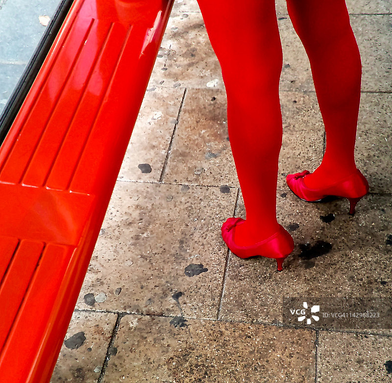 红色高跟鞋和丝袜图片素材