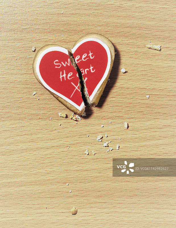 破碎的饼干心图片素材