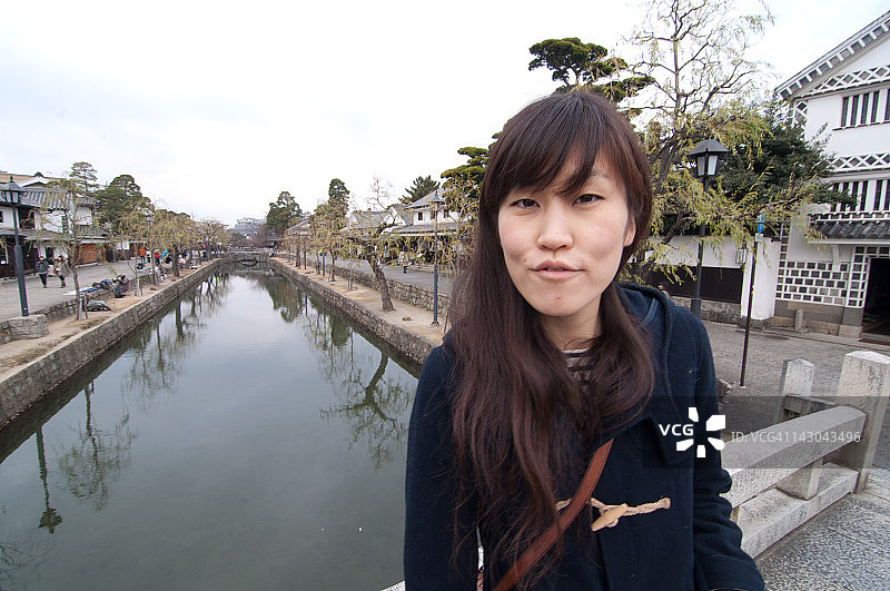 在古老运河前方的女孩肖像图片素材