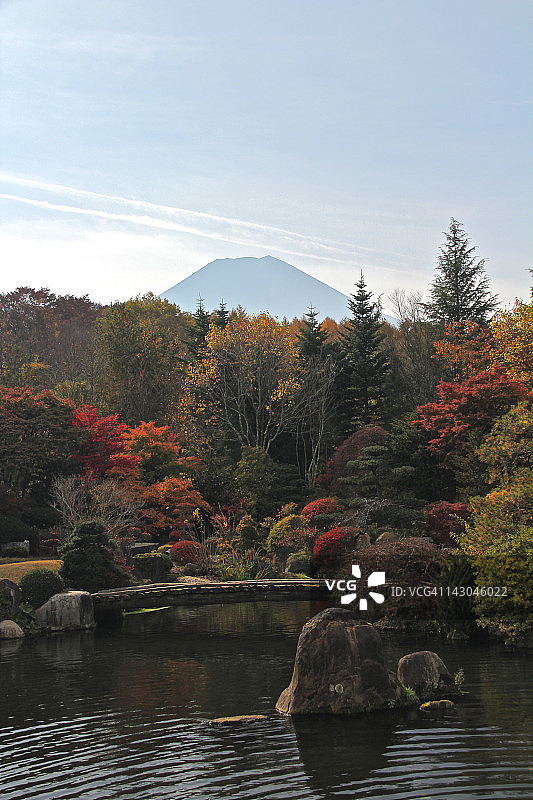 忍野八海的秋色湖泊图片素材
