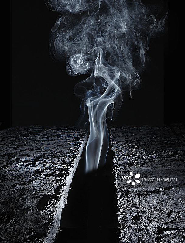 地面裂缝冒出的烟雾图片素材