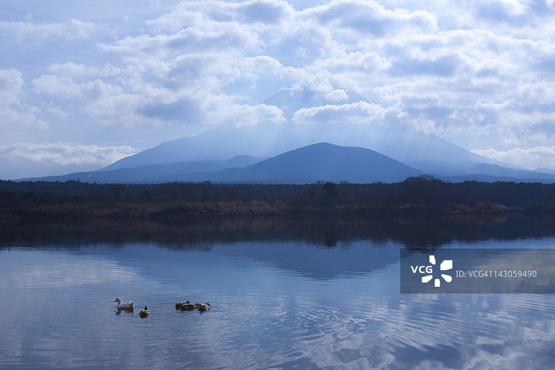 精进湖与富士山图片素材