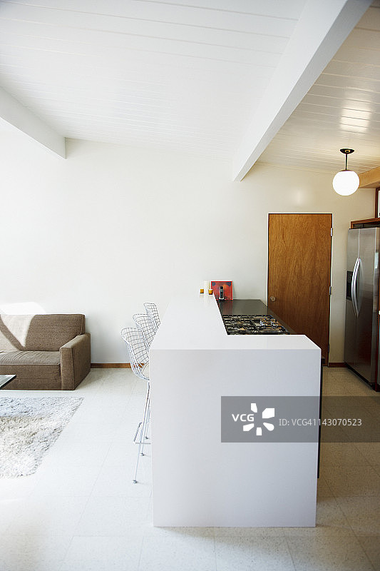 现代厨房中的凳子和早餐吧图片素材