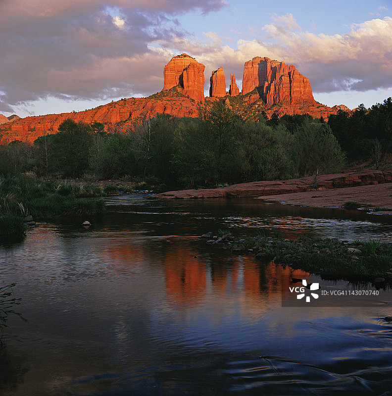 俯瞰静止湖面的红色岩层图片素材