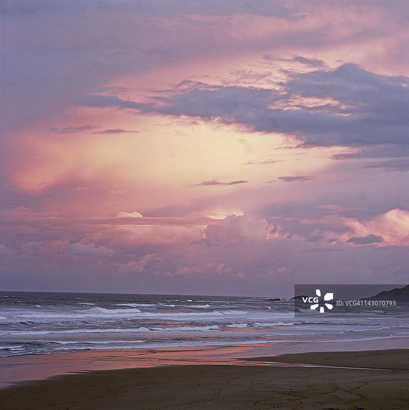 海滩上的波浪图片素材