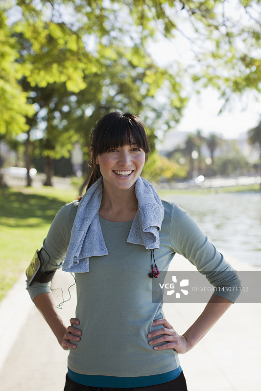 跑步者在公园湖边休息图片素材