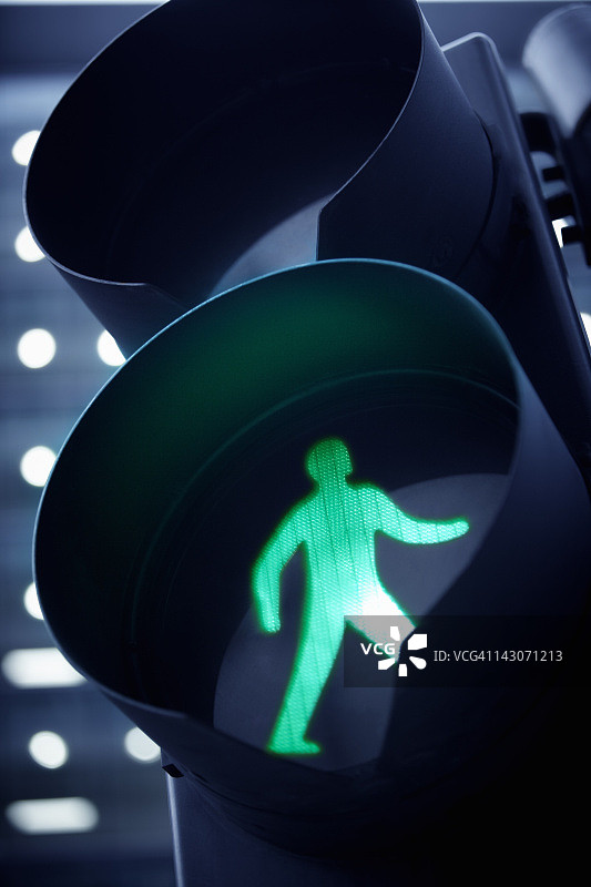 十字路口的步行标志特写图片素材