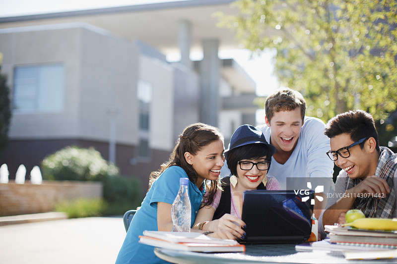 学生在户外一起使用笔记本电脑图片素材