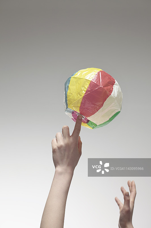 女人玩纸气球特写图片素材