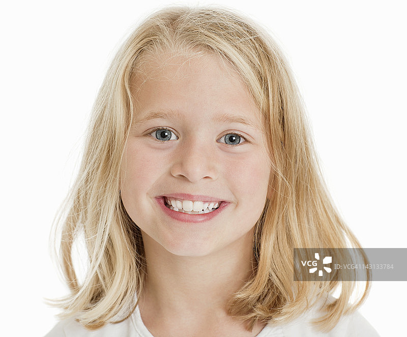 影棚拍摄的微笑女孩肖像（7-8岁）图片素材