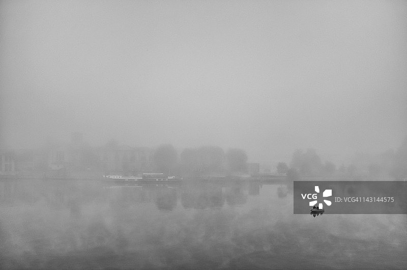 雾海中的船只图片素材