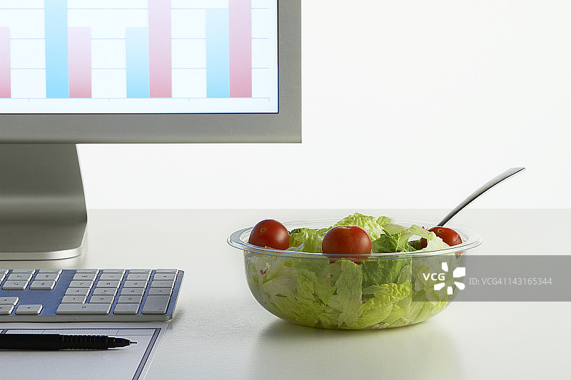 办公桌上的沙拉碗图片素材
