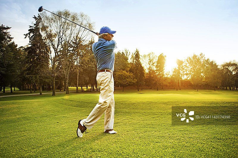 男人打高尔夫球图片素材
