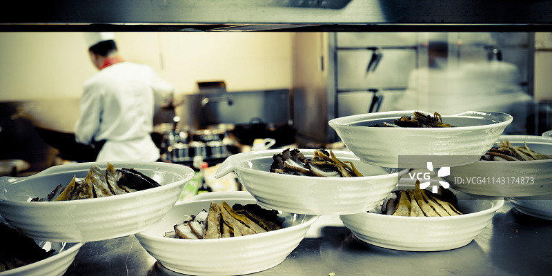 餐厅厨房的厨师运动图片素材