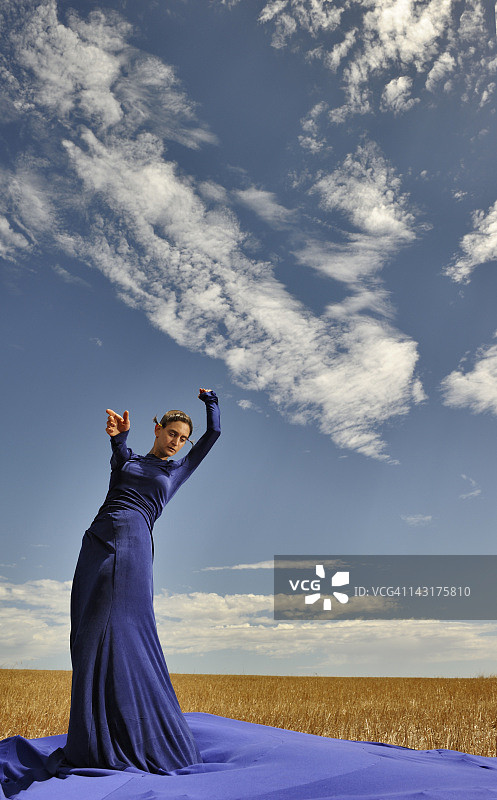 身穿晚礼服的女士天空背景肖像图片素材