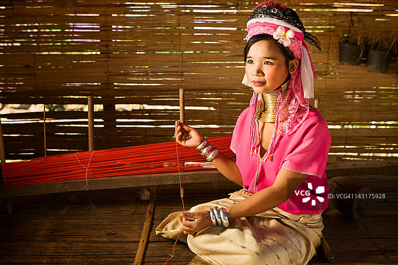 长颈喀伦族妇女肖像图片素材