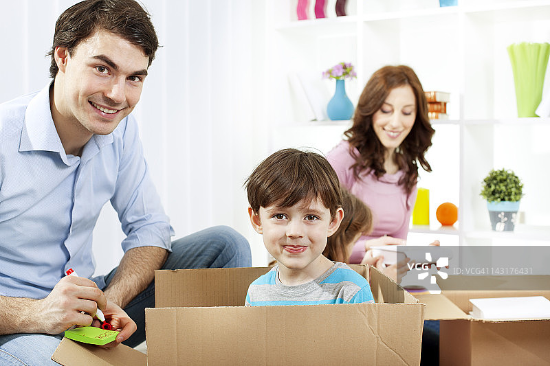 搬进新家的一家人图片素材