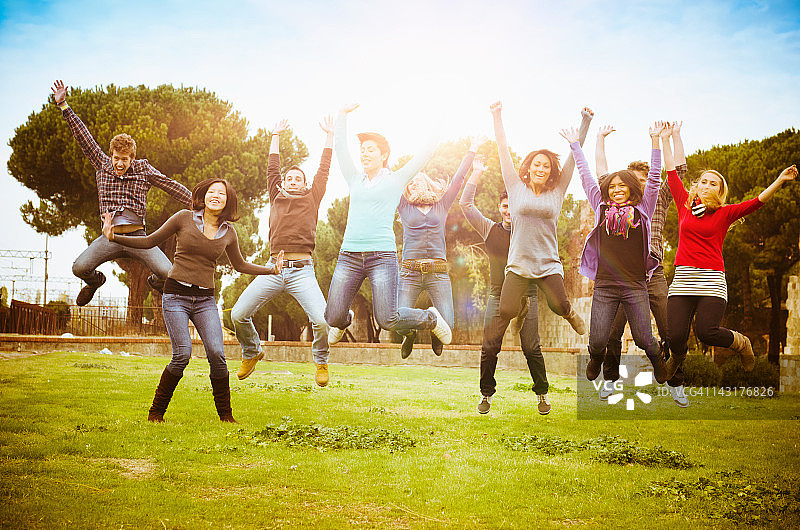 加油！一群拉丁裔跳跃图片素材