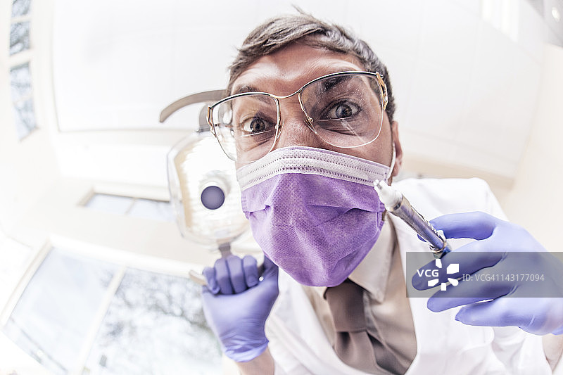 搞怪牙医与注射器图片素材