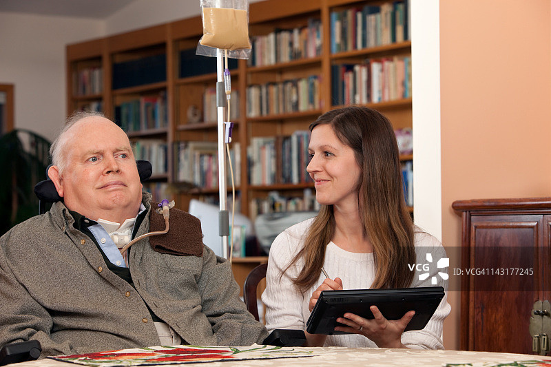 家庭医疗保健护士与患者互换微笑图片素材