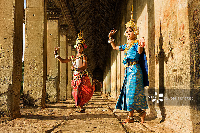 吴哥窟的阿psara舞者图片素材