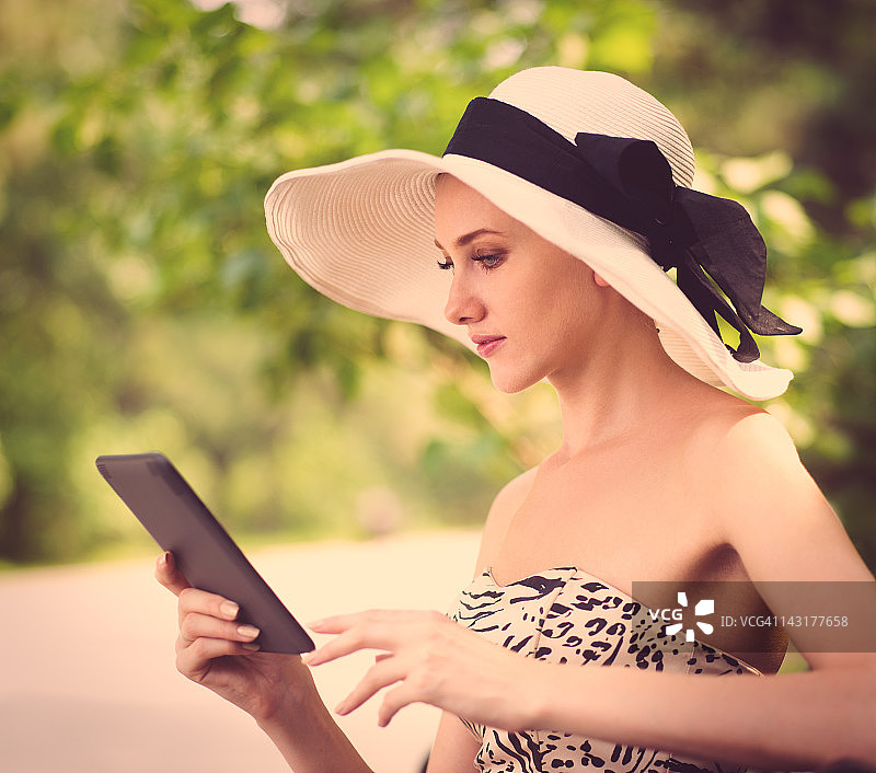 女人阅读电子书图片素材