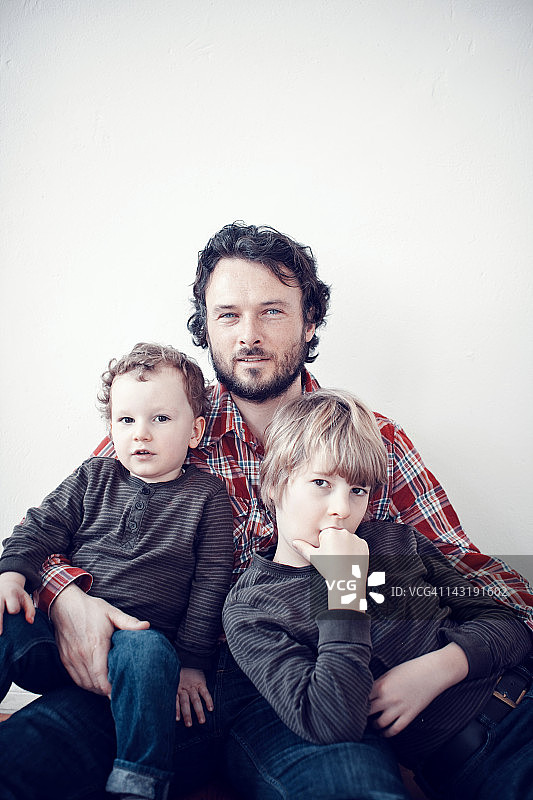 父亲拥抱两个儿子图片素材