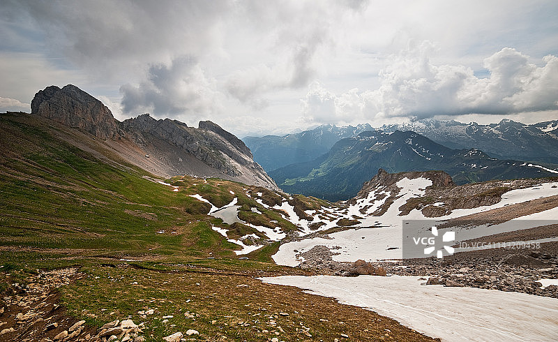 阿拉维斯山脉和佩雷湖图片素材