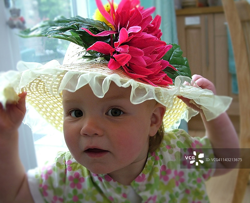 戴复活节帽子的儿童图片素材