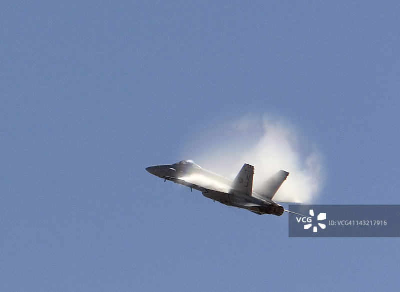 F-18战斗机凝结涡流图片素材