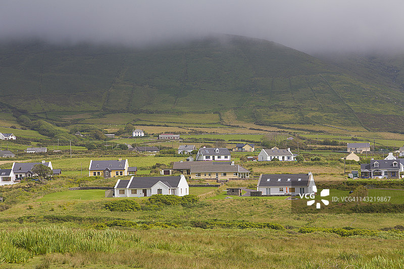 新建住宅，位于爱尔兰凯里郡丁格尔半岛的敦金图片素材