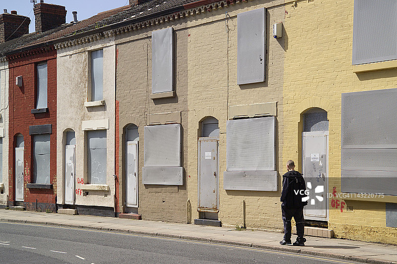 英国默西塞德郡利物浦安菲尔德廷斯利街被木板封锁的房屋图片素材