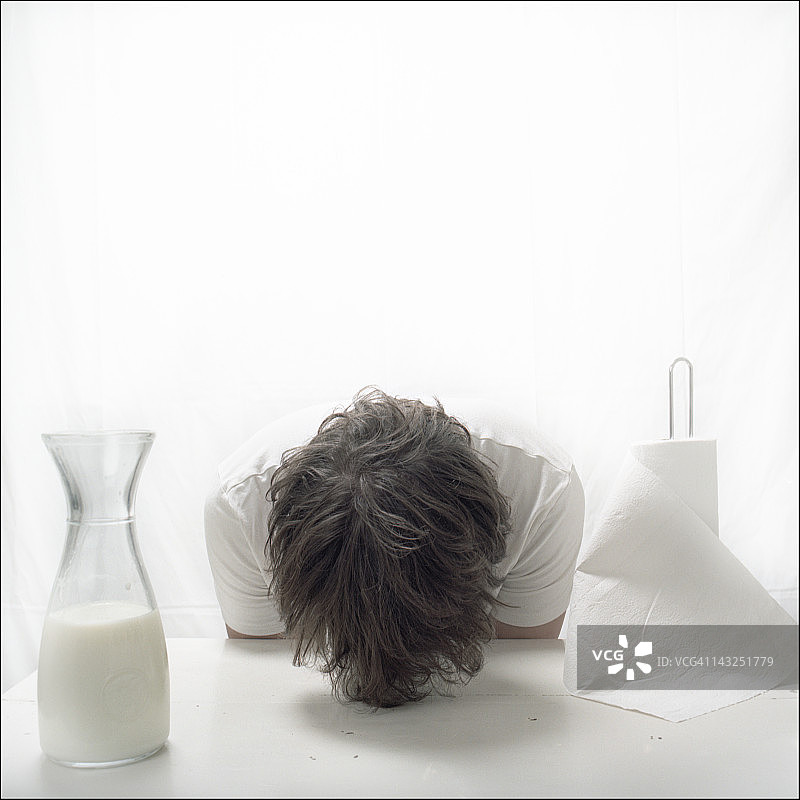 年轻人面朝下图片素材