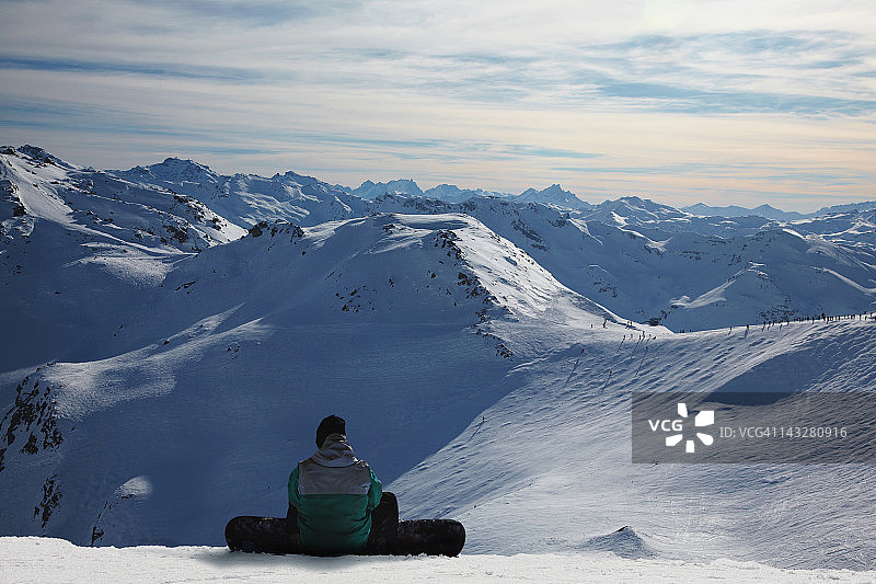 滑雪者俯瞰山坡图片素材