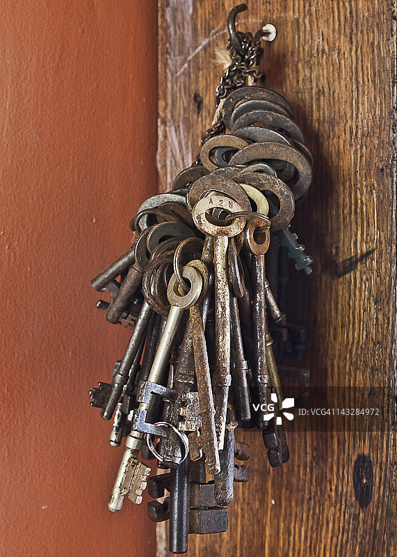一串生锈的旧钥匙图片素材