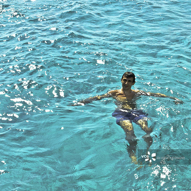 男人在水中游泳图片素材