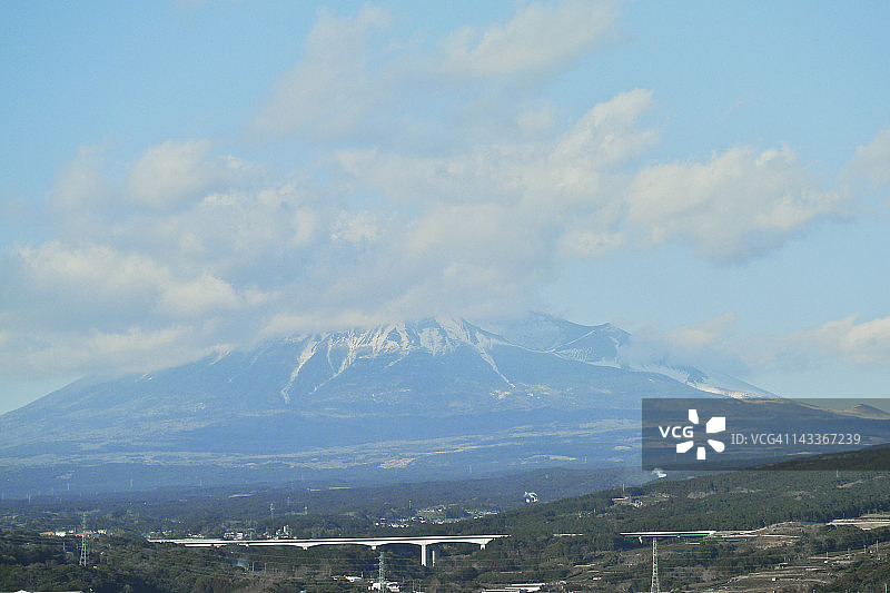云雾缭绕的富士山图片素材