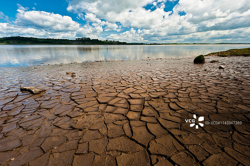 塞文河岸边的龟裂泥土图片素材