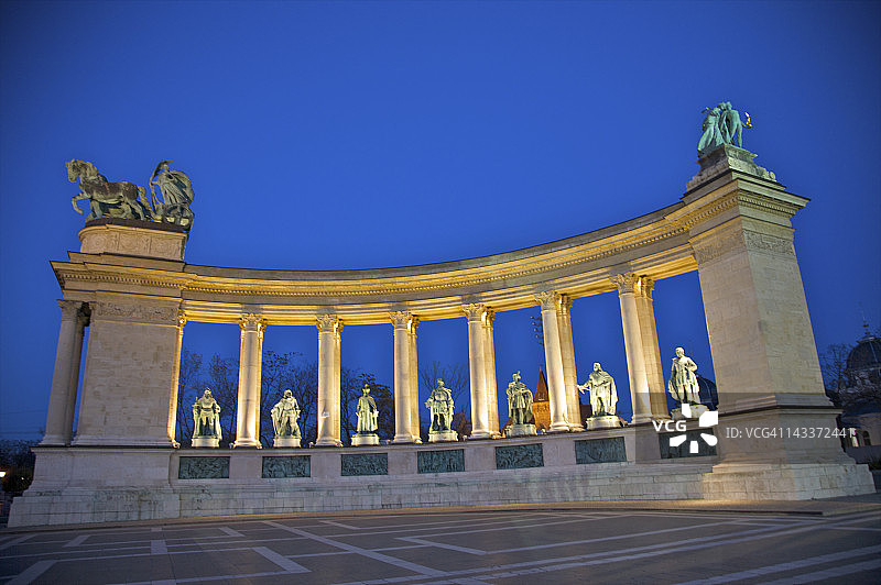 带雕像的柱廊黄昏景色图片素材