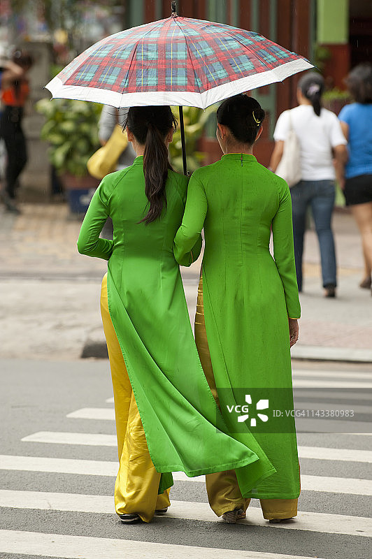穿着传统服饰的越南妇女图片素材
