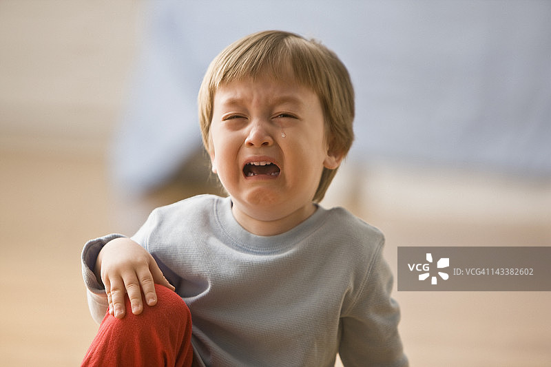 哭泣的混血男婴图片素材