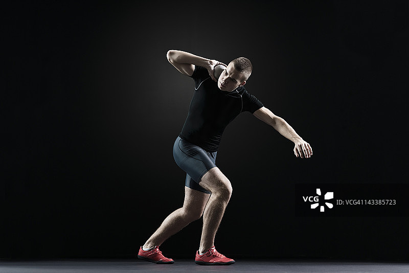 准备投掷铅球的铅球运动员图片素材