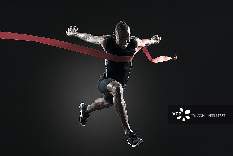 跑步者冲过终点线图片素材