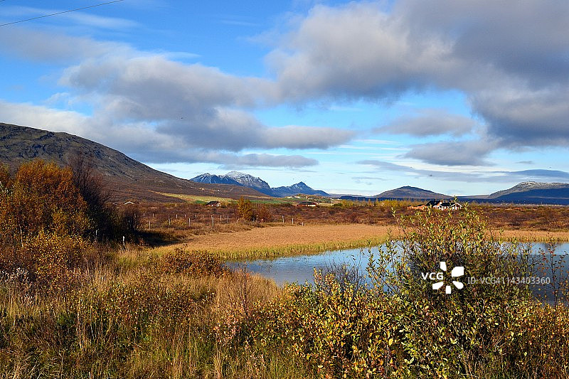 山脉和湖泊图片素材