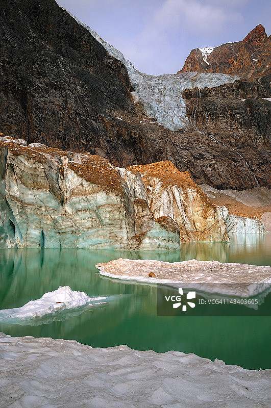 卡维尔冰川和冰川湖图片素材