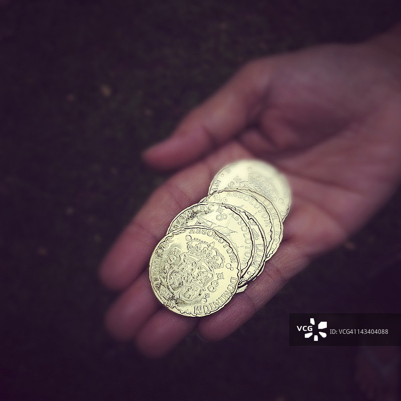 手掌中的硬币图片素材