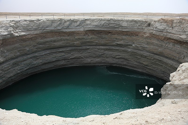 土库曼斯坦达瓦扎的绿松石湖火山口湖泊图片素材